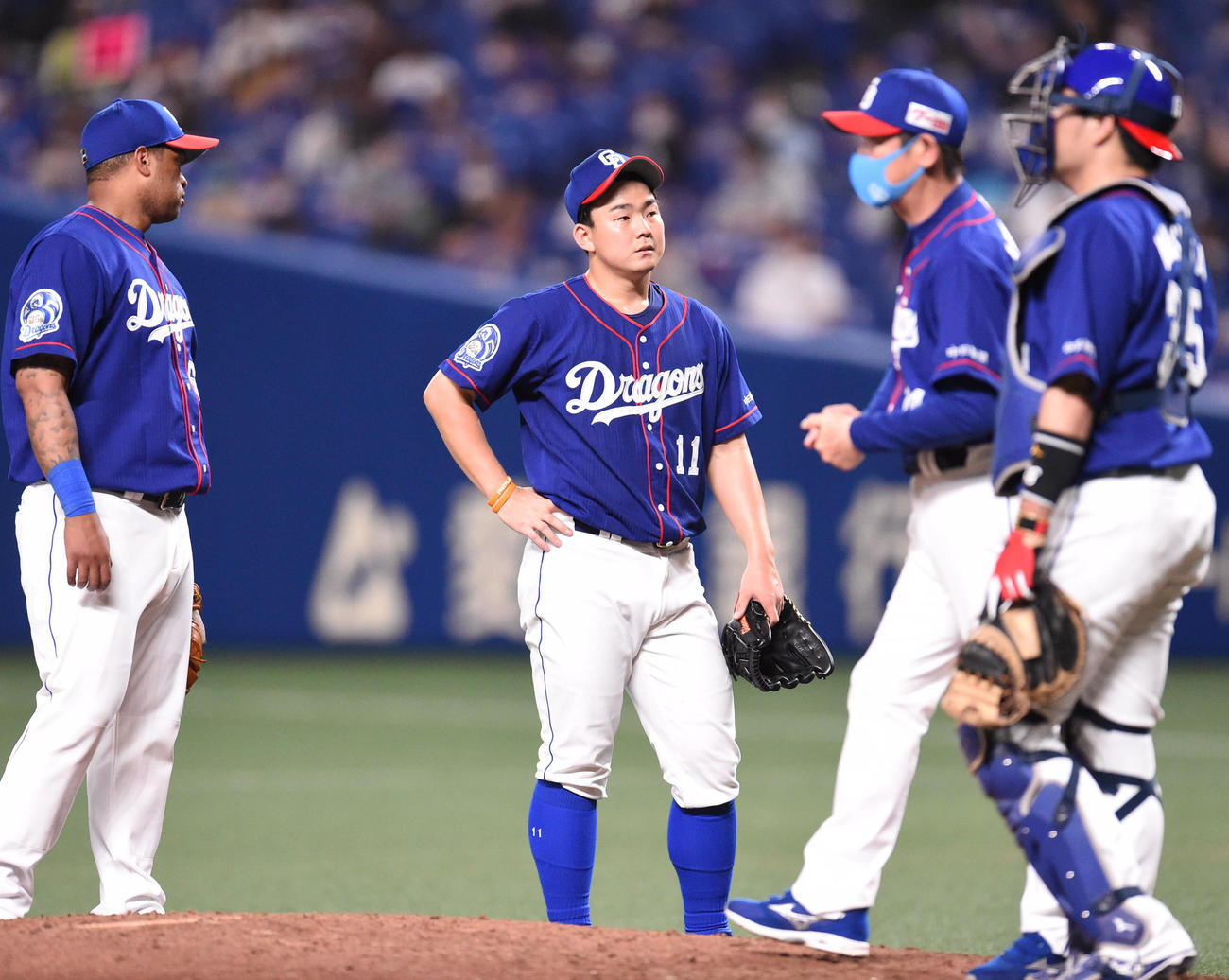中日対ヤクルト　6回表ヤクルト無死一塁、マウンドを降りる中日先発の小笠原（左から2人目）（撮影・森本幸一）