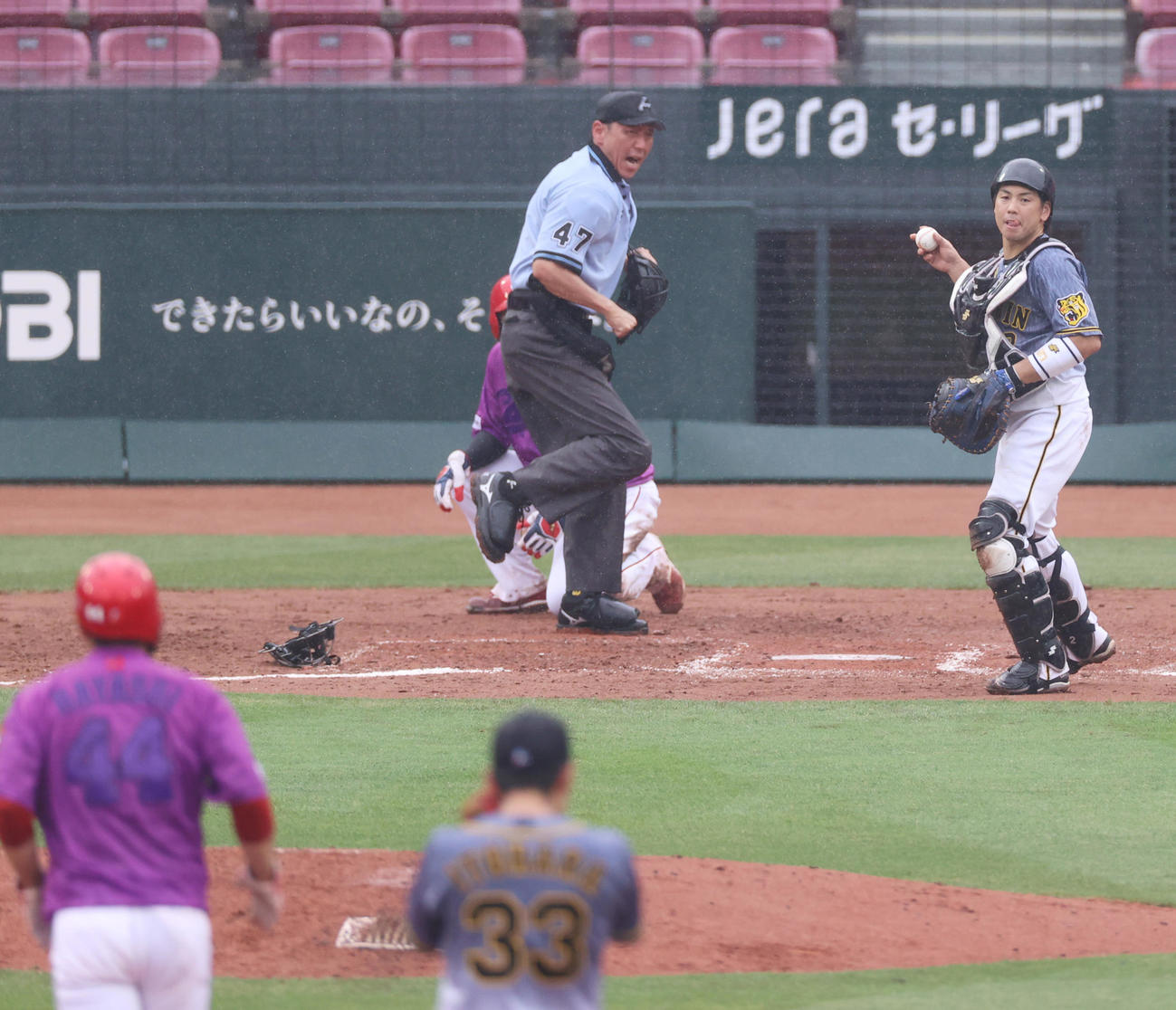 5回裏広島無死一、三塁、野間の遊ゴロで遊撃手中野拓夢が二塁ベースを自ら踏み1アウト、さらに三塁走者坂倉を本塁でアウトにする、投手伊藤将、捕手梅野（撮影・清水貴仁）