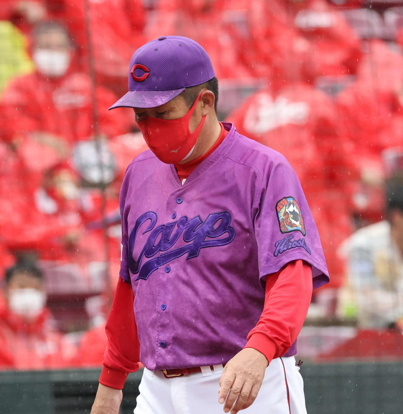 6回表阪神、交代を告げる佐々岡監督（撮影・加藤孝規）