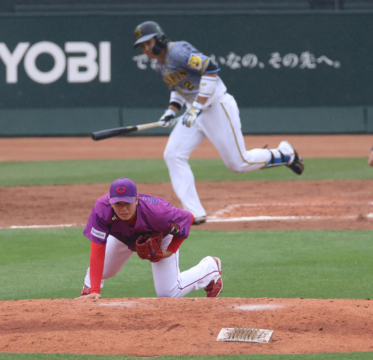 広島対阪神　4回表阪神2死、大道は梅野の中前打を浴びて倒れ込む（撮影・清水貴仁）