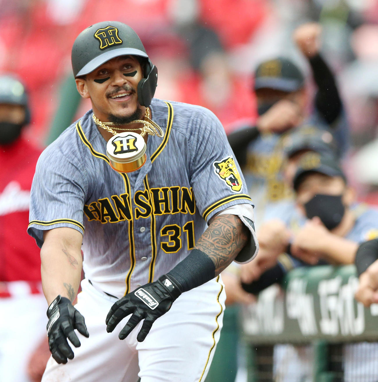 2021年7月3日　広島対阪神9回戦　7回表阪神1死、ジェフリー・マルテは左越え本塁打を放ち、アクセサリーをつけ笑顔を見せる（撮影・上山淳一）