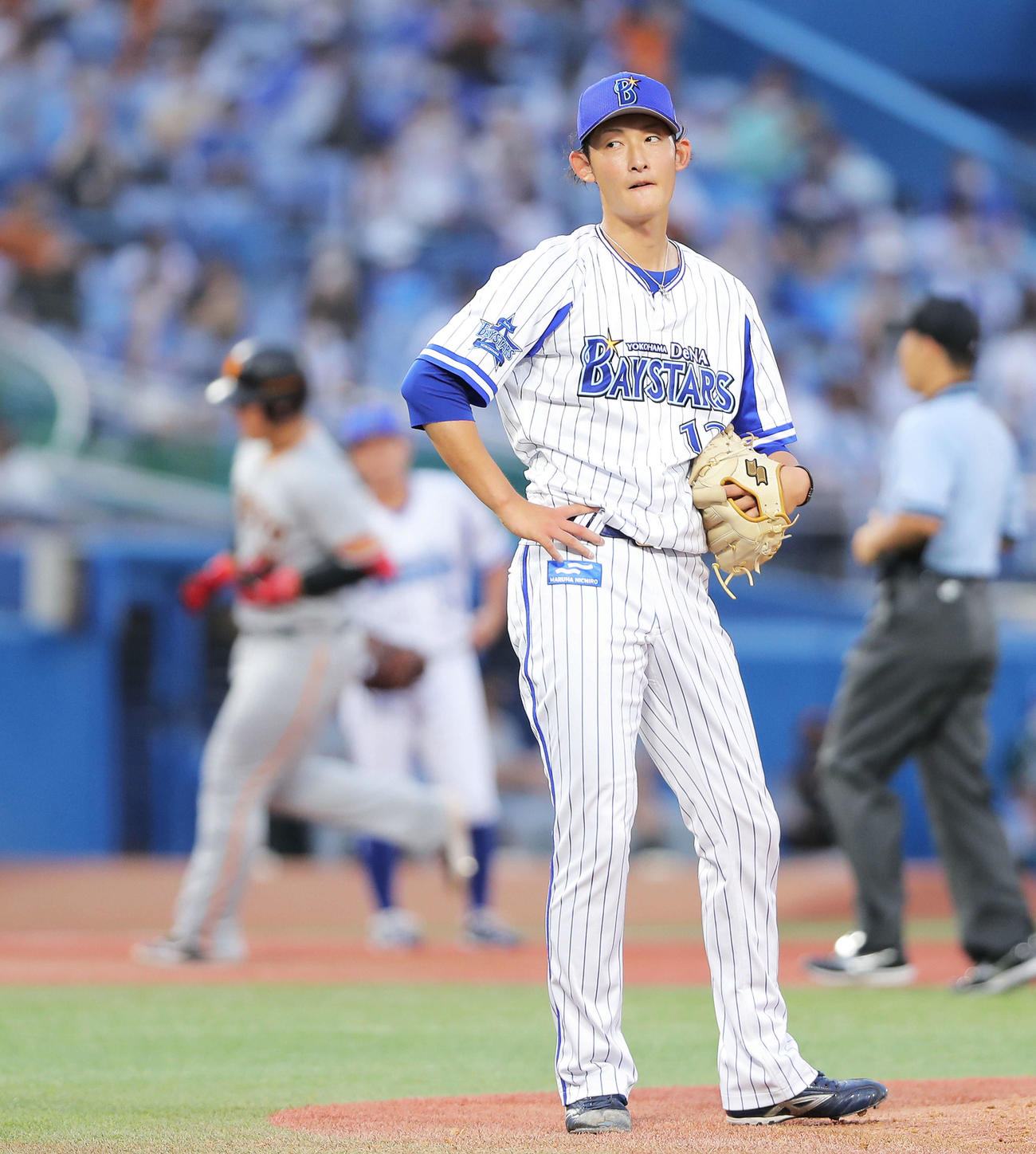 DeNA対巨人　3回表巨人1死、岡本和（奥）に左中間ソロ本塁打を浴びる阪口（撮影・河田真司）
