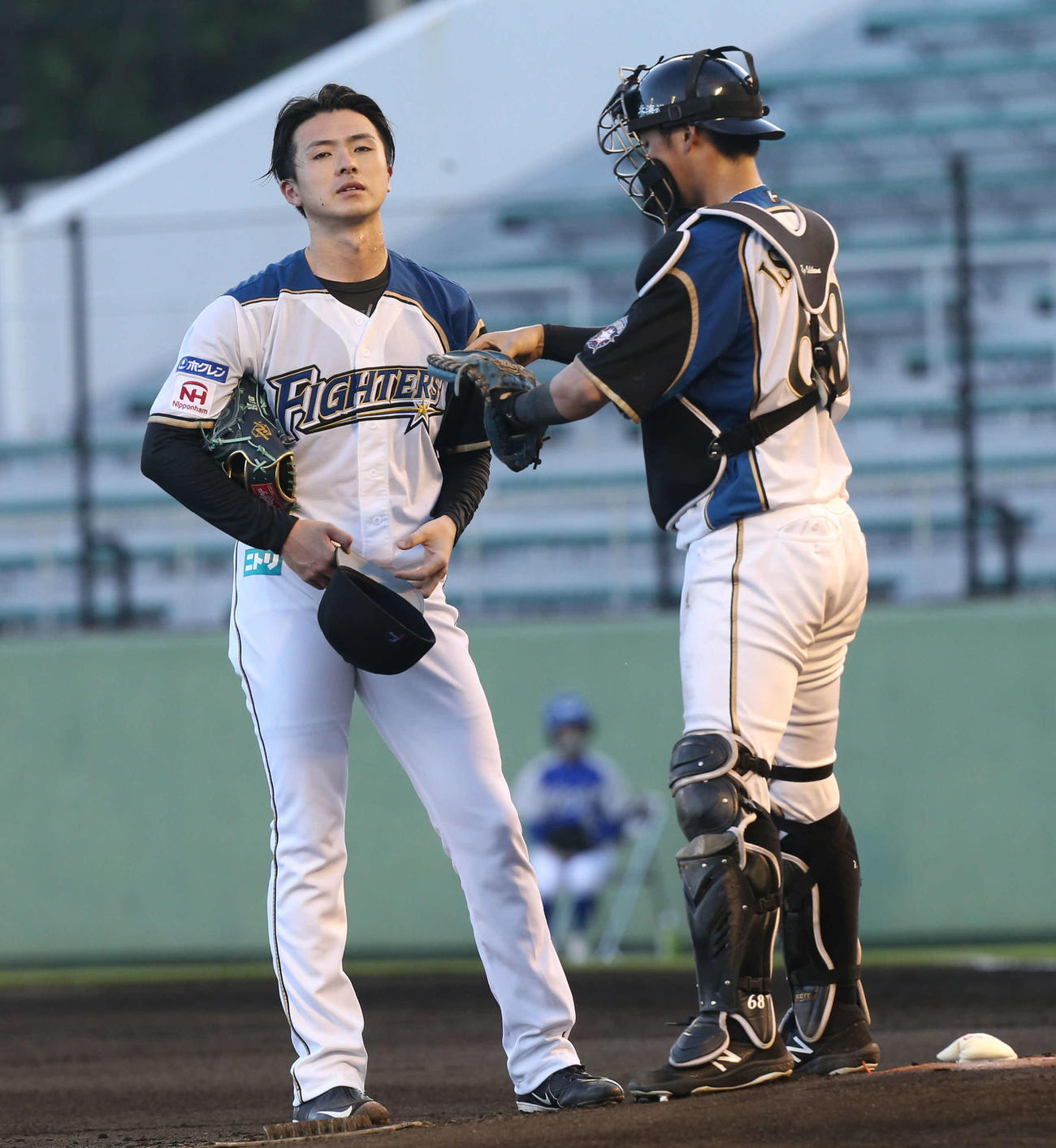 日本ハム対ソフトバンク　2回裏、マウンドで話す捕手清水（右）と話す上沢（撮影・屋方直哉）