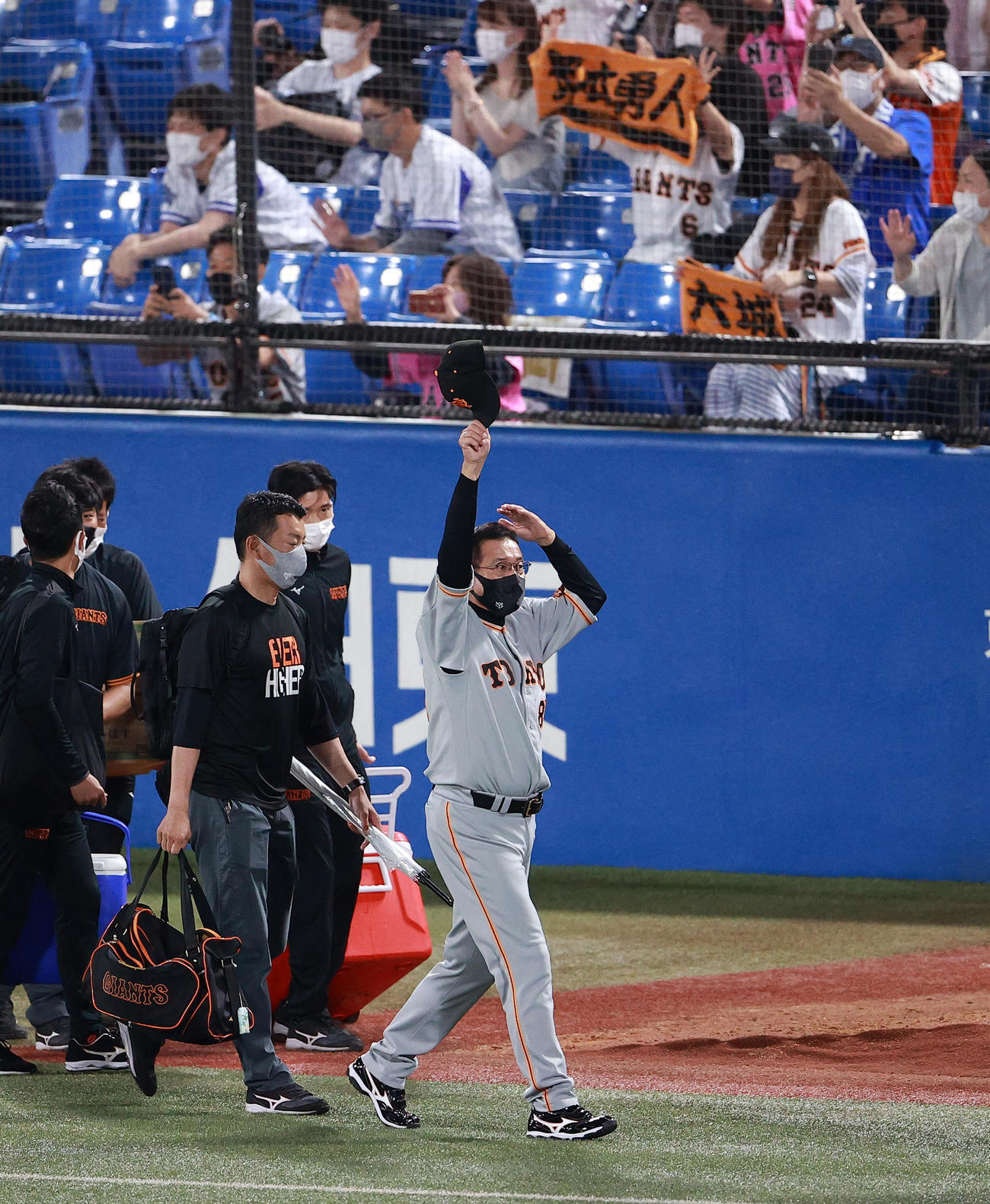 DeNA対巨人　3－1で勝利し、スタンドに手を振りながら引き揚げる巨人原監督（撮影・浅見桂子）