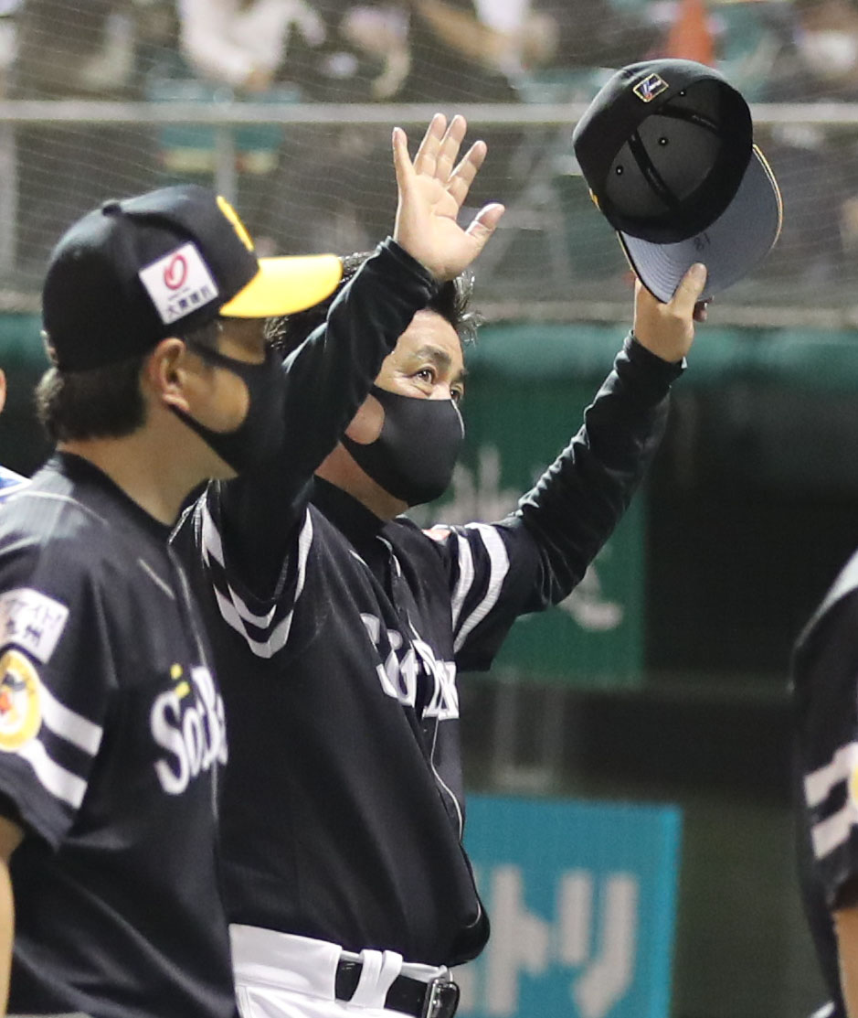 日本ハム対ソフトバンク　沖縄で初勝利を挙げ声援に応える工藤監督（撮影・屋方直哉）