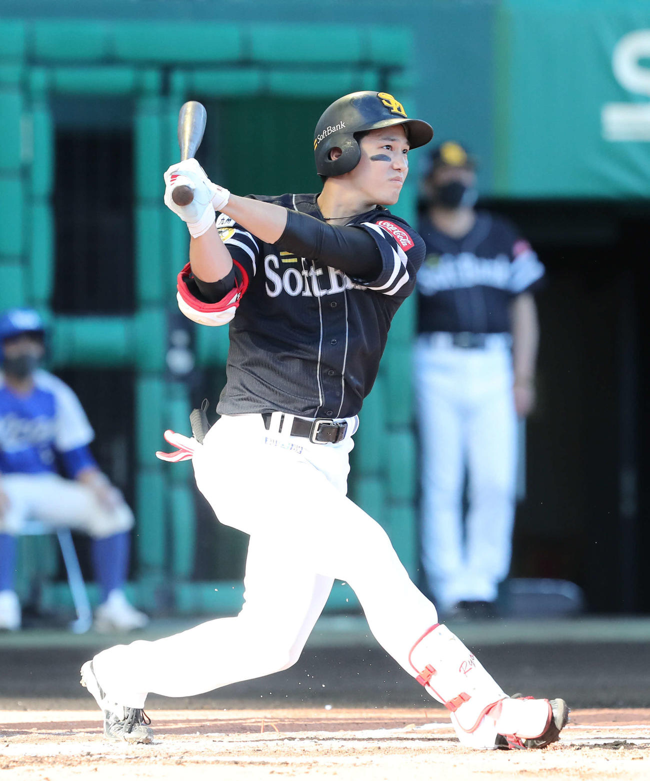 日本ハム対ソフトバンク　1回表ソフトバンク1死二、三塁、栗原は先制の右2点適時打を放つ（撮影・梅根麻紀）