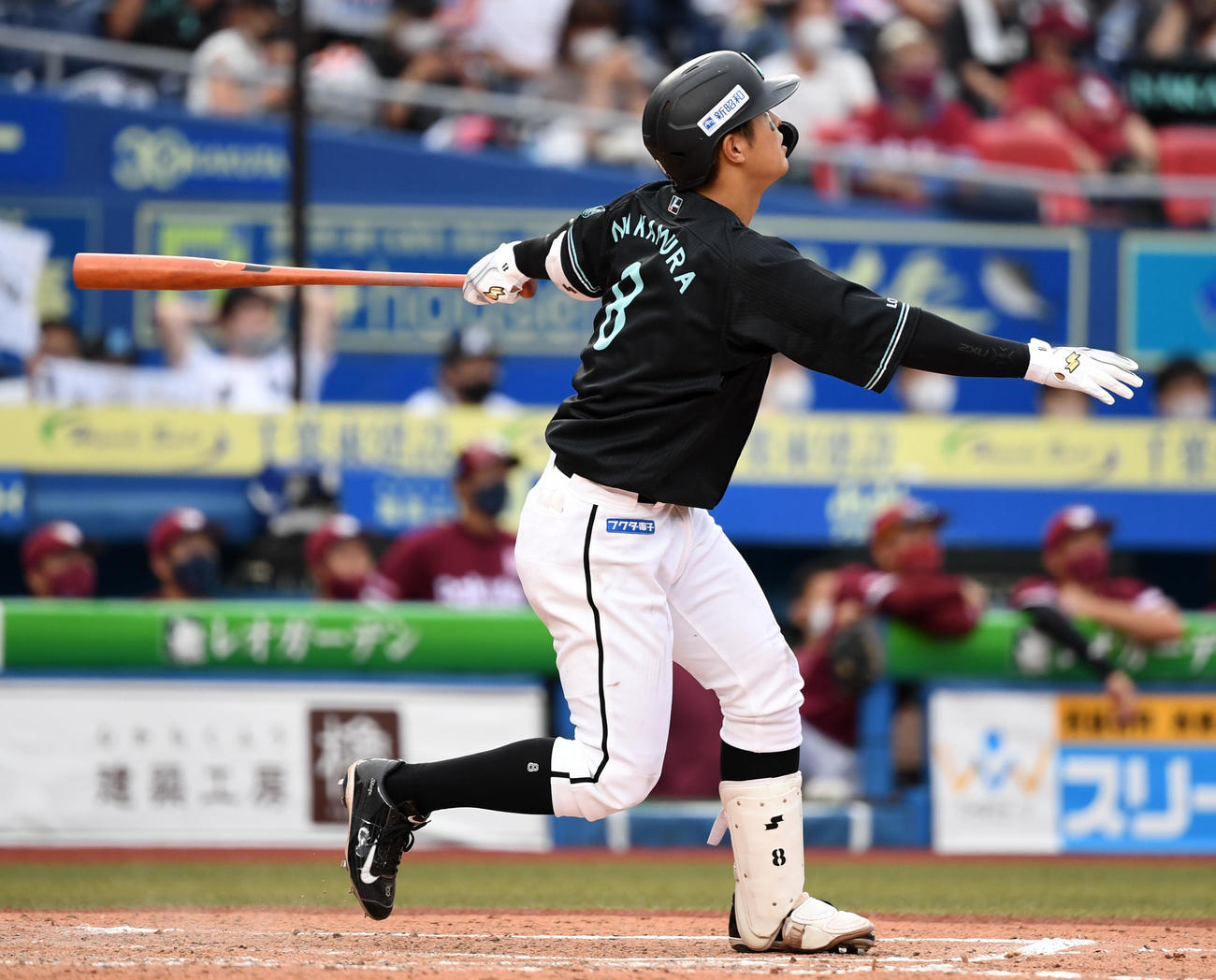 ロッテ対楽天　8回裏ロッテ無死一塁、左越え2点本塁打を放つ中村奨（撮影・横山健太）
