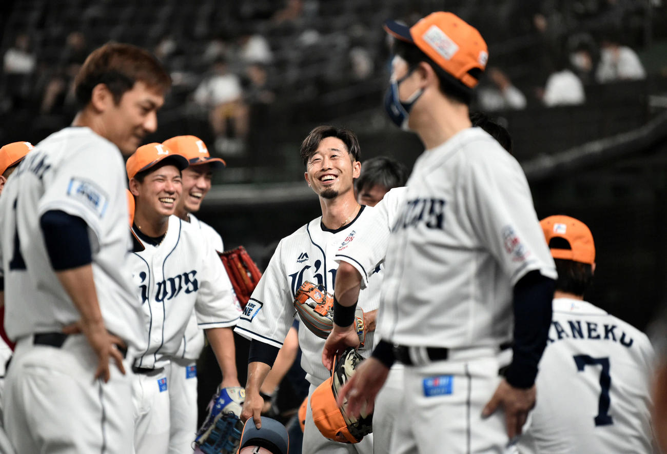 西武対オリックス　試合前の円陣で声だしし笑顔の西武外崎（中央）（撮影・滝沢徹郎）