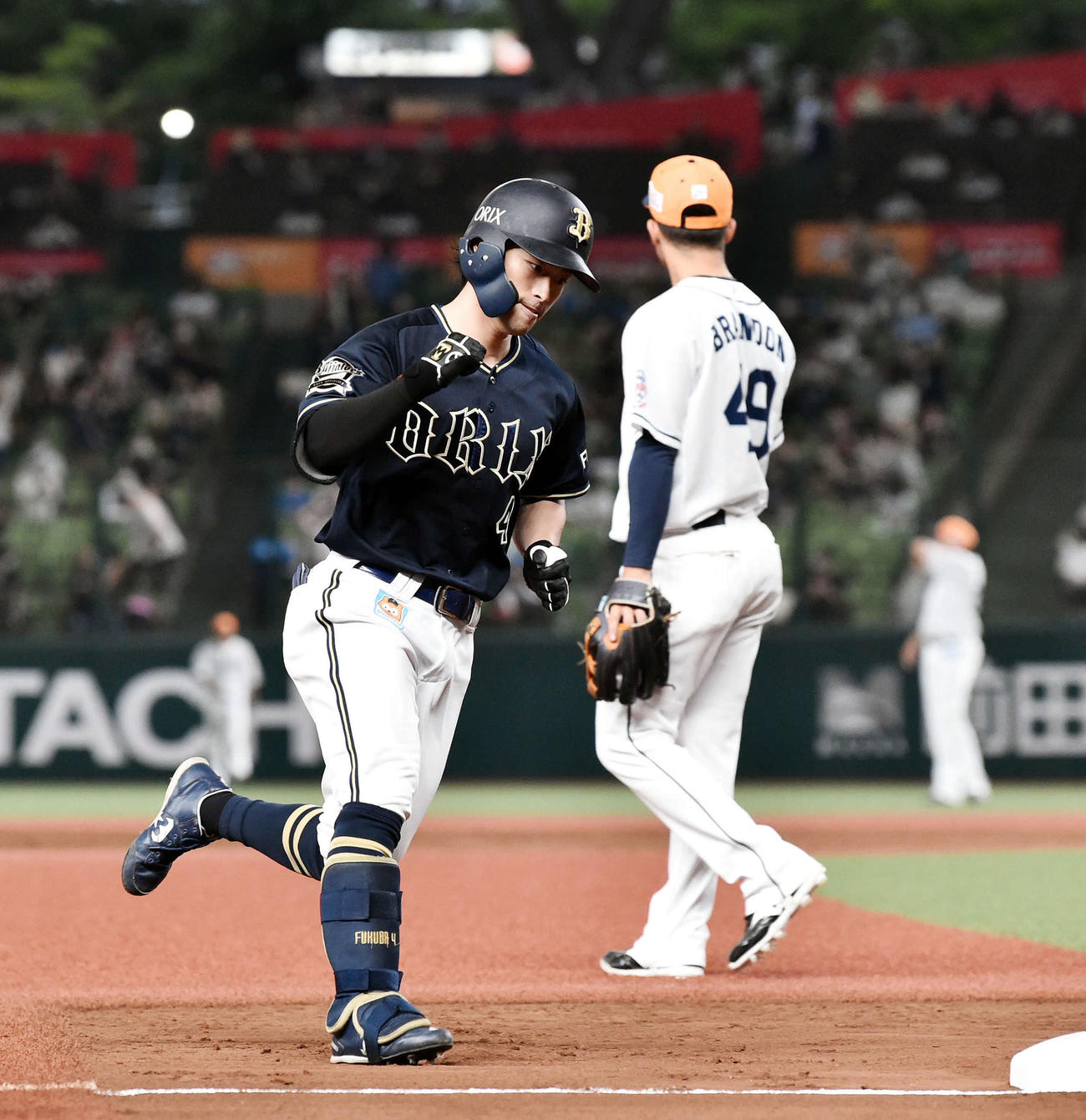 西武対オリックス　2回表オリックス1死二、三塁、右越え3点本塁打を放った福田（手前）はベースを回りガッツポーズする（撮影・滝沢徹郎）