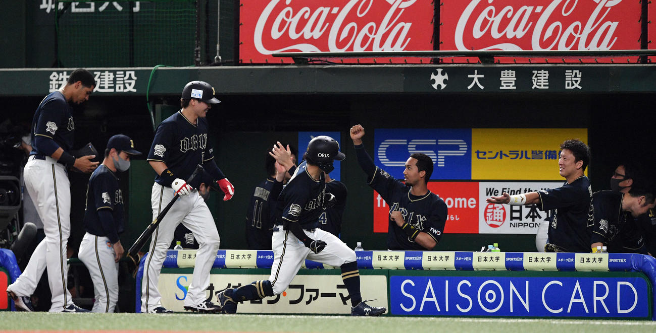 西武対オリックス　2回表オリックス1死二、三塁、右越え3点本塁打を放った福田（手前中央）は生還しガッツポーズする（撮影・滝沢徹郎）