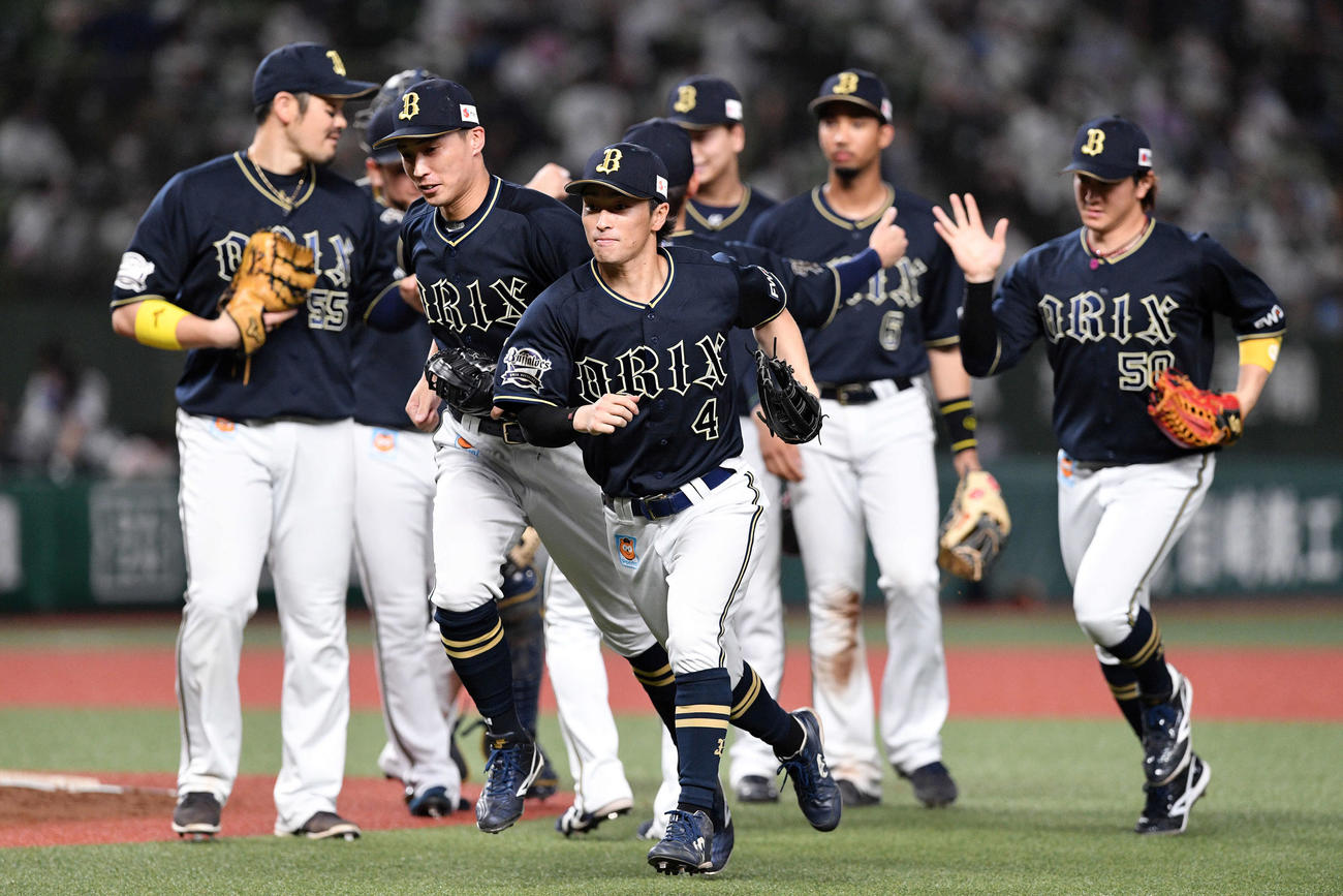 西武対オリックス　試合後、ナインとタッチを交わし勢いよくベンチへ駆け出すオリックス福田（手前中央）（撮影・滝沢徹郎）