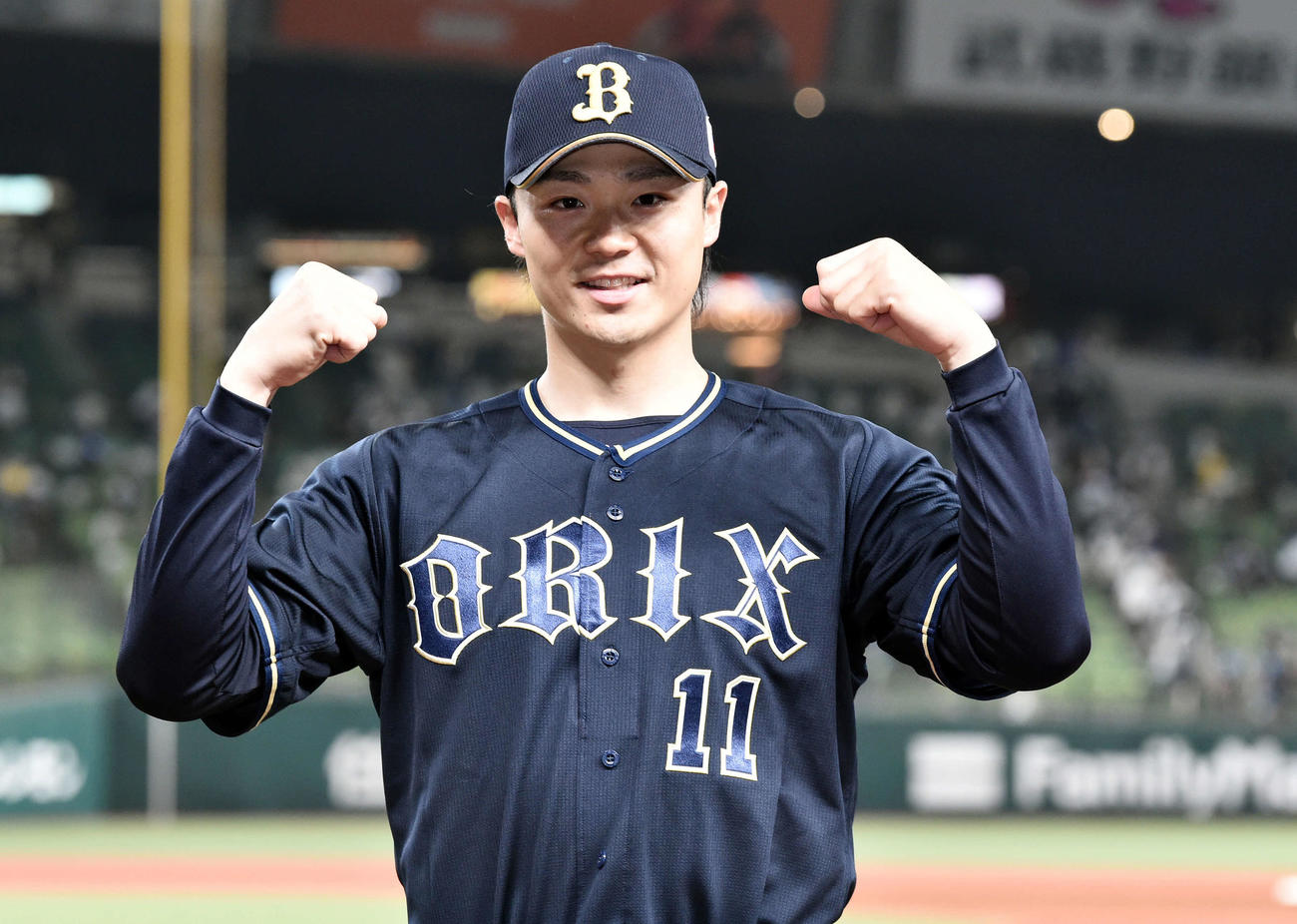 西武対オリックス　ヒーローインタビューを終えポーズを決めるオリックス山崎福（撮影・滝沢徹郎）