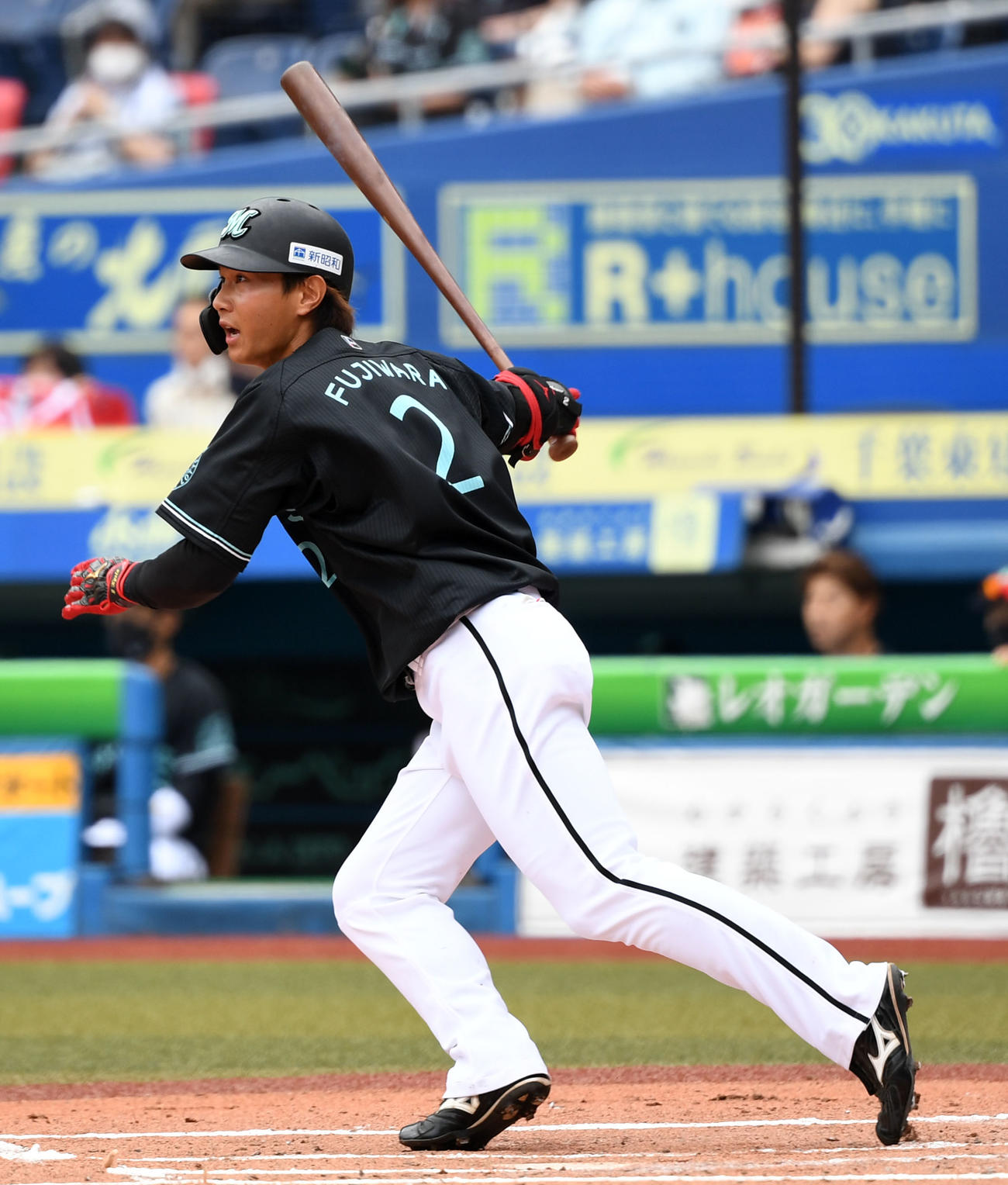 ロッテ対楽天　1回裏ロッテ1死、左前打を放つ藤原（撮影・横山健太）