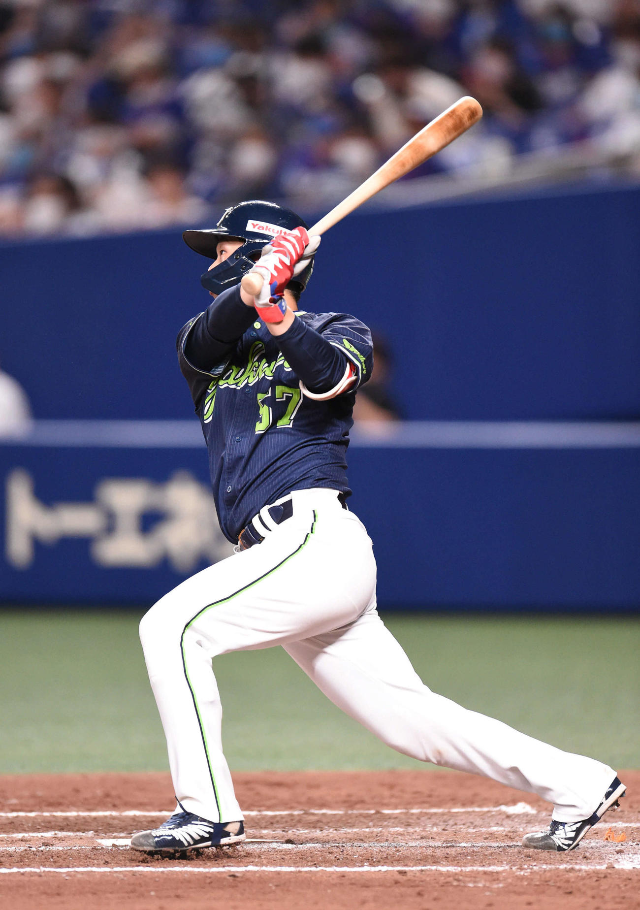 中日対ヤクルト　4回表ヤクルト無死満塁、中前適時打を放つ古賀（撮影・森本幸一）
