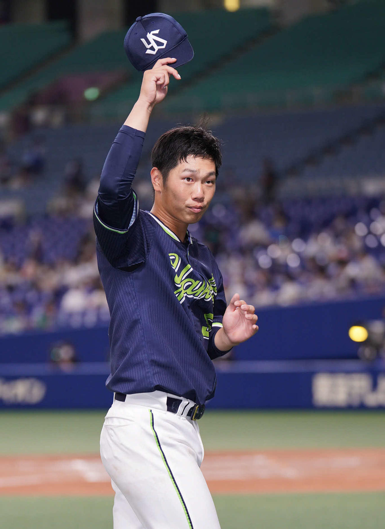 中日対ヤクルト　ヒーローインタビューを終えスタンドの観客に手を振る古賀（撮影・森本幸一）