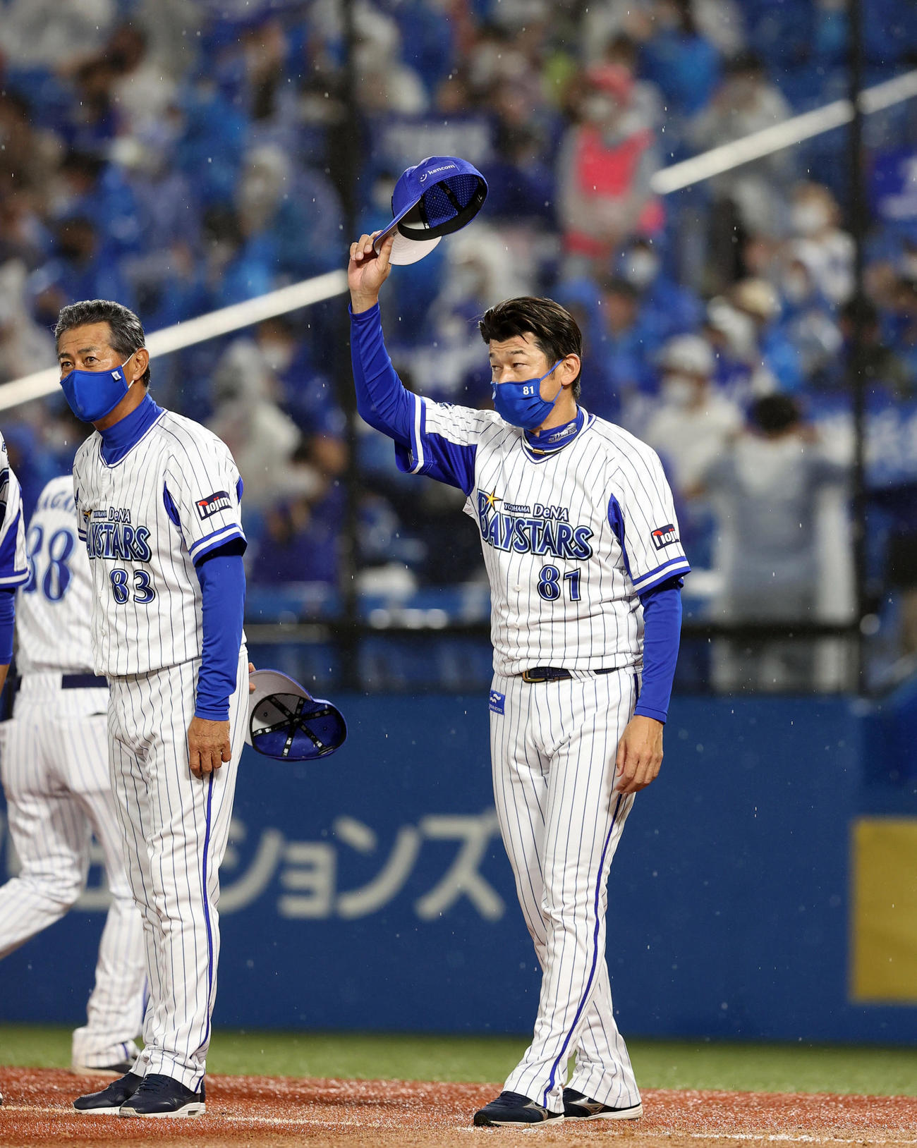 DeNA対巨人　巨人に今季初勝利し、ファンの拍手に応える三浦監督（右）。左は青山ヘッドコーチ（撮影・狩俣裕三）