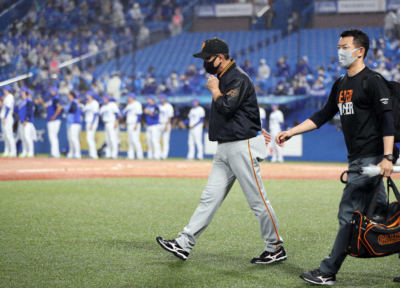 DeNA対巨人　DeNAに今季初黒星を喫し、球場を引き揚げる原監督（左）（撮影・狩俣裕三）