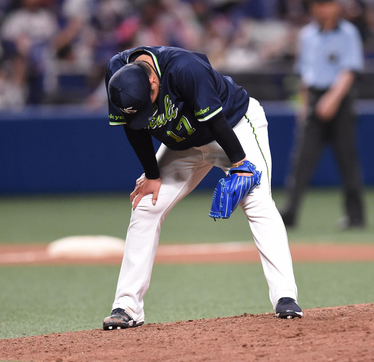 中日対ヤクルト　8回裏中日無死一塁、ビシエドに右中間スタンドへ2点本塁打を打たれた清水（撮影・森本幸一）
