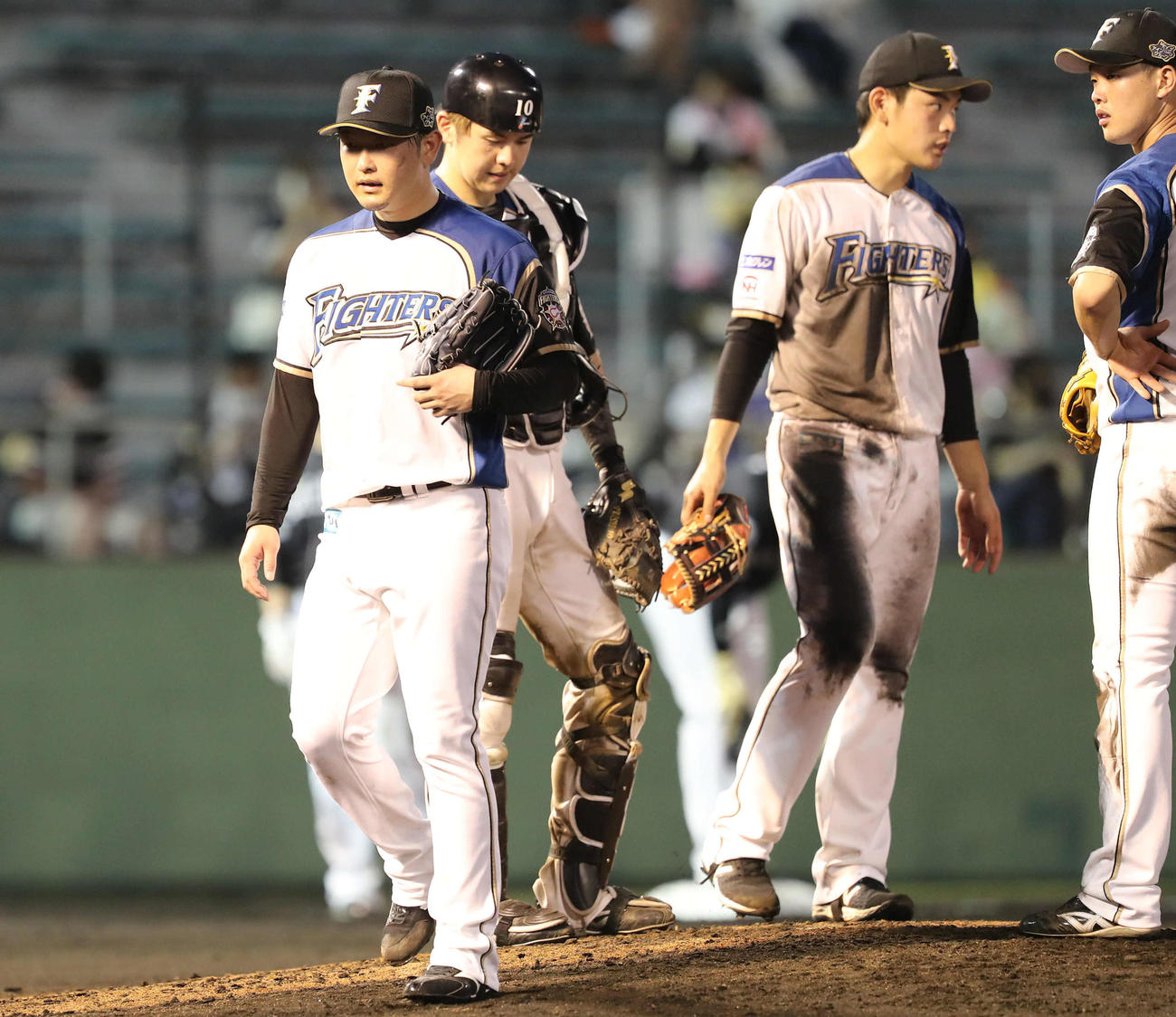 日本ハム対ソフトバンク　5回途中、降板する日本ハム池田（左）（撮影・梅根麻紀）