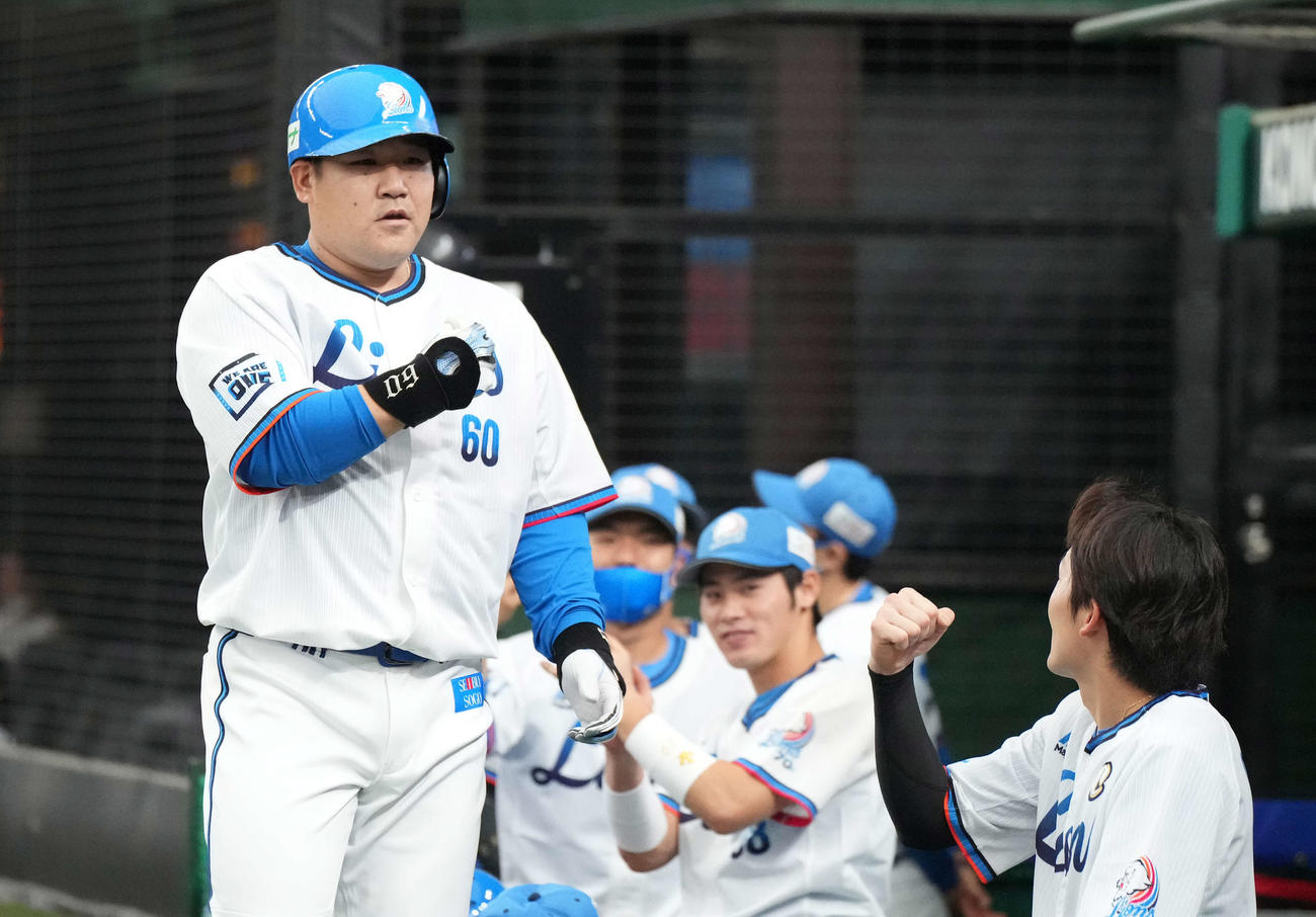 西武対オリックス　2回裏西武無死、右越えソロ本塁打を放った中村はベンチ前でポーズ（撮影・鈴木みどり）