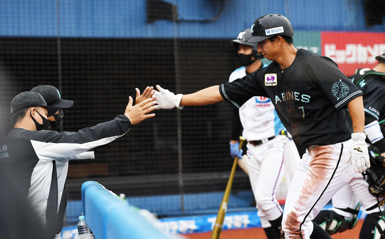 ロッテ対楽天　3回裏終了時、ロッテ井口監督（左）とタッチを交わす福田秀（撮影・横山健太）