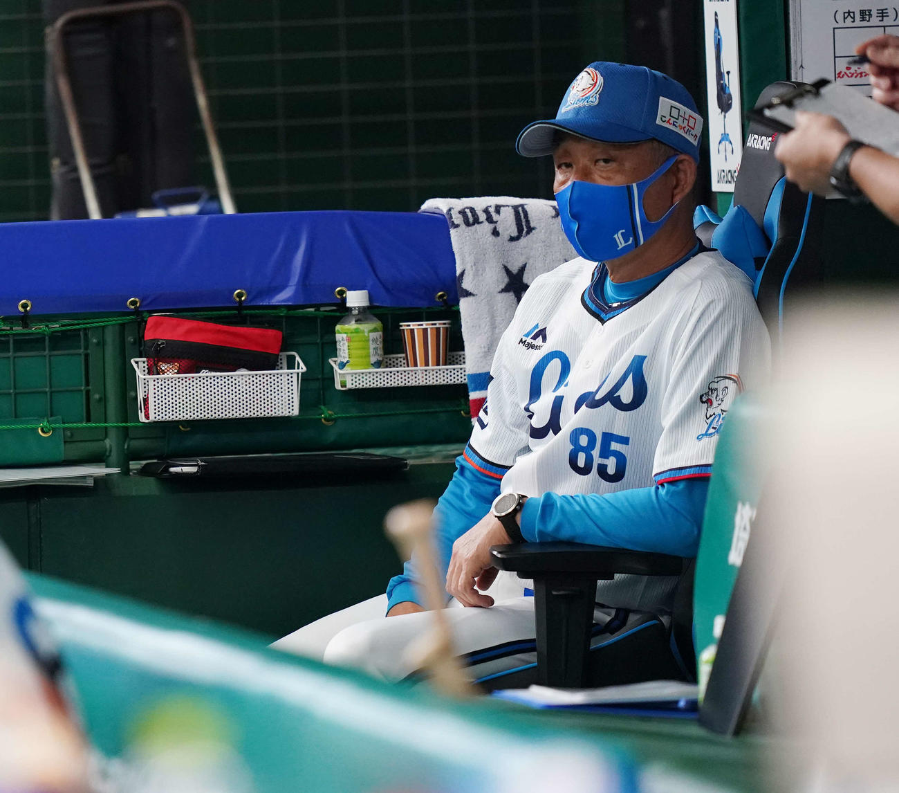 西武対オリックス　ベンチで浮かない表情の西武辻監督（撮影・鈴木みどり）