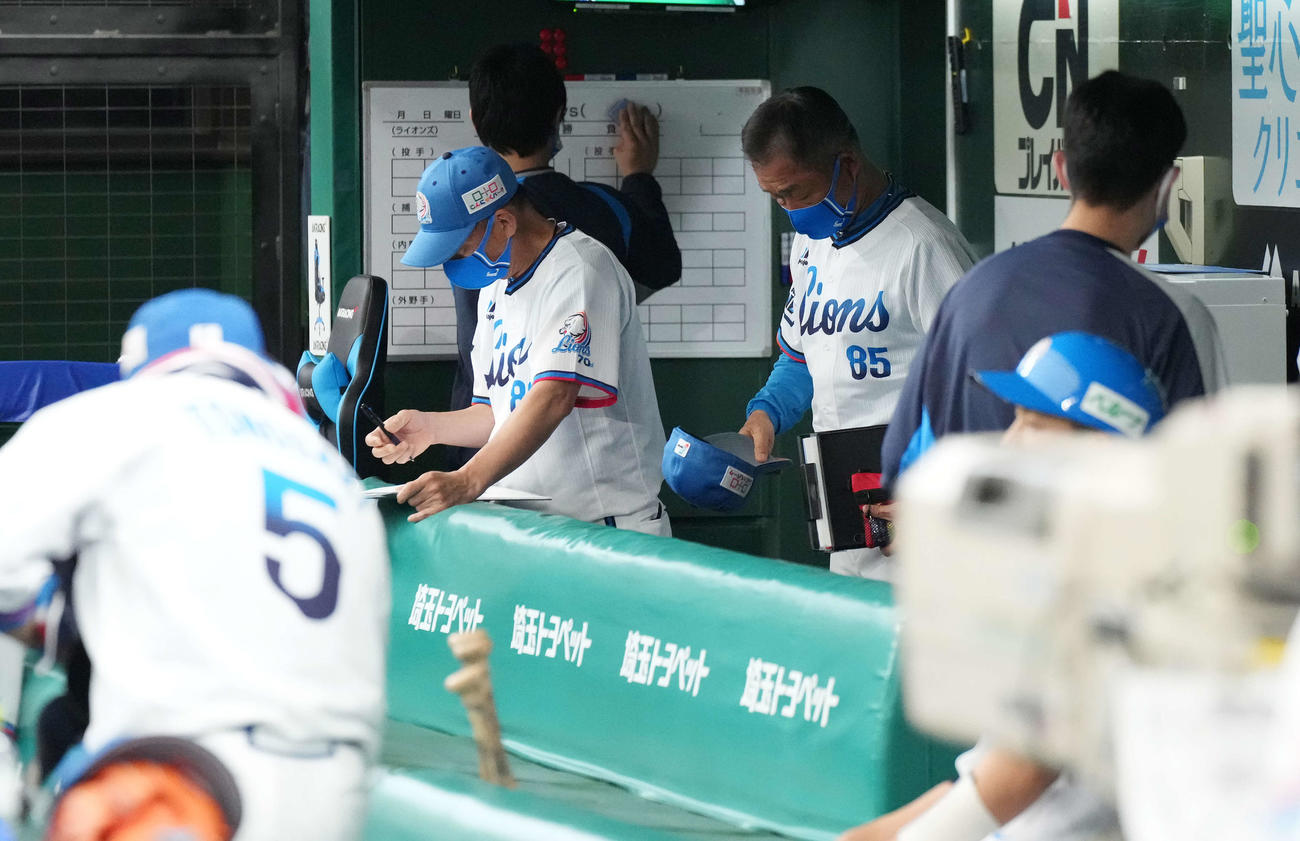西武対オリックス　オリックスに3連敗し、一礼して引き揚げる西武辻監督（右奥）（撮影・鈴木みどり）