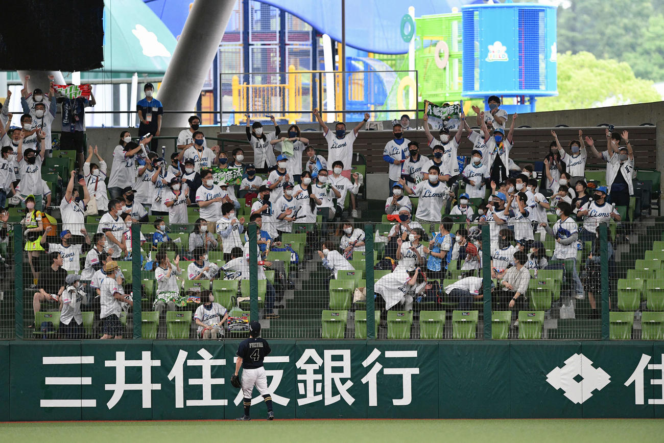 西武対オリックス　3回裏西武2死、外崎の同点のソロ本塁打を見送る中堅手福田（撮影・滝沢徹郎）