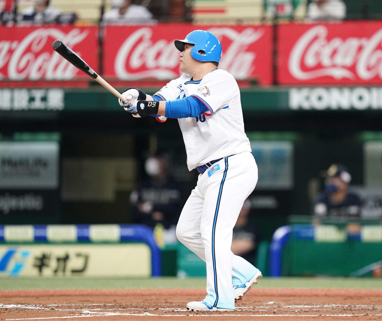 西武対オリックス　2回裏西武無死、右越えソロ本塁打を放つ中村（撮影・鈴木みどり）