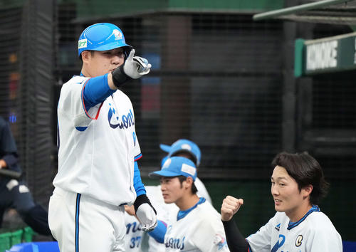 西武対オリックス　2回裏西武無死、右越えソロ本塁打を放った中村（左）はベンチ前でポーズ（撮影・鈴木みどり）