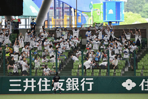 西武対オリックス　3回裏西武2死、外崎の同点のソロ本塁打を見送る中堅手福田（撮影・滝沢徹郎）