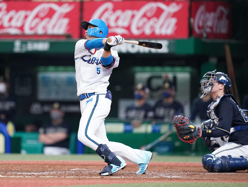 西武対オリックス　3回裏西武2死、左中間にソロ本塁打を放つ外崎（撮影・鈴木みどり）