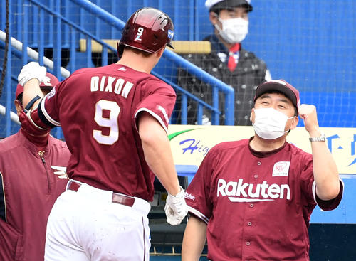 ロッテ対楽天　2回表楽天1死一塁、左中間へ2点本塁打を放ったディクソン（左）を笑顔で迎える石井GM兼監督（撮影・横山健太）