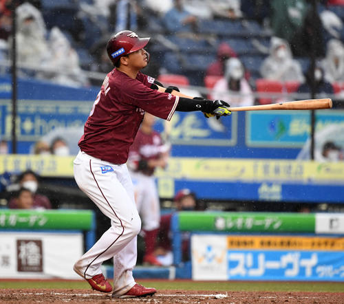 ロッテ対楽天　9回表楽天2死、右越え本塁打を放つ浅村（撮影・横山健太）