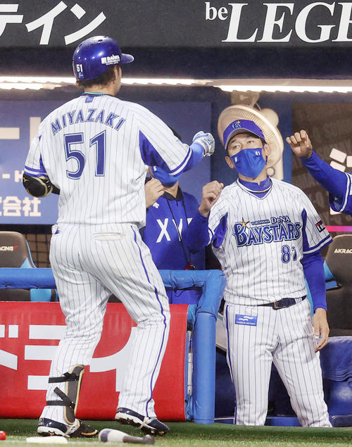 DeNA対巨人　3回裏DeNA2死一塁、2点本塁打を放った宮崎（左）を迎える三浦監督（撮影・狩俣裕三）