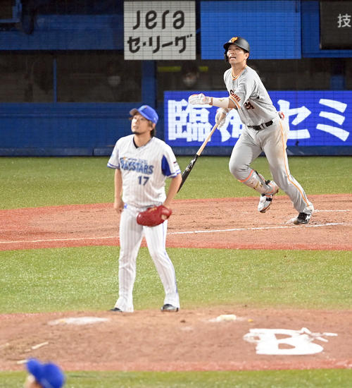 DeNA対巨人　9回表巨人1死、右越えにソロ本塁打を放つ大城。投手三嶋（撮影・たえ見朱実）