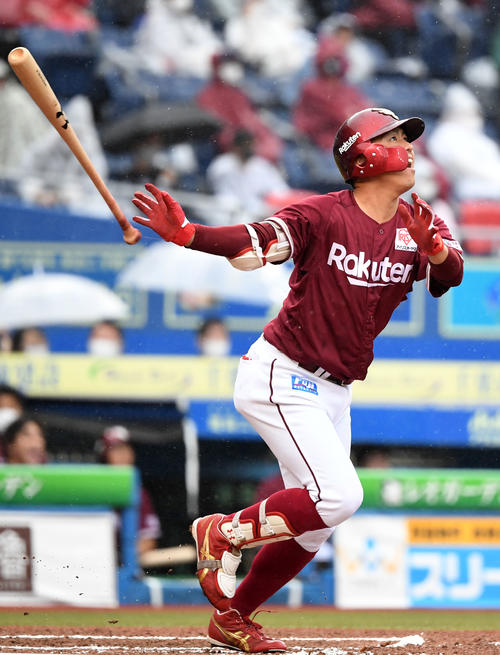 ロッテ対楽天　6回表楽天無死、右越え本塁打を放つ田中貴（撮影・横山健太）