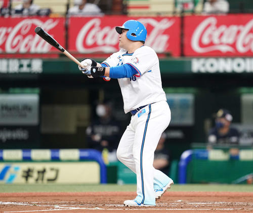 西武対オリックス　2回裏西武無死、右越えソロ本塁打を放つ中村（撮影・鈴木みどり）