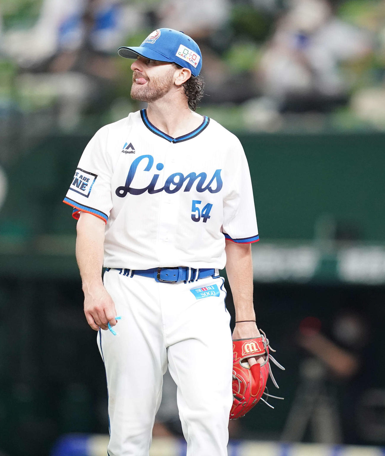 西武対オリックス　5回表を終え、悔しげに舌を出す西武ニール（撮影・鈴木みどり）
