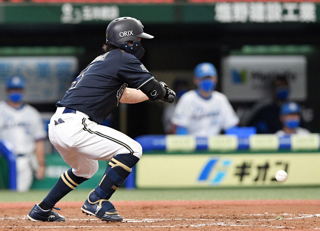 西武対オリックス　5回表オリックス1死二塁、福田はセーフティーバントを決める（撮影・滝沢徹郎）