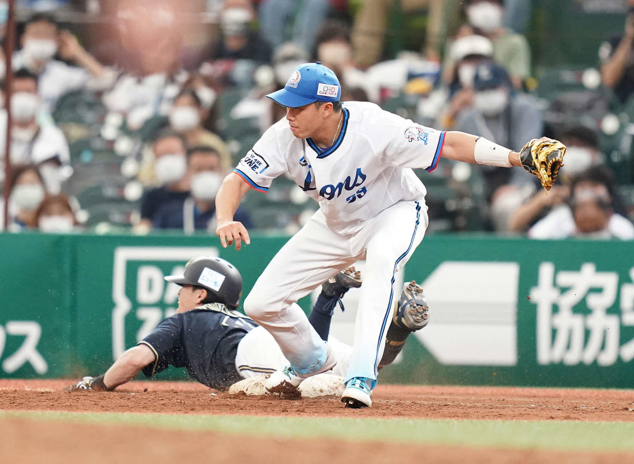 西武対オリックス　5回表オリックス1死二塁、セーフティーバントを決め一塁へヘッドスライディングする福田。一塁手呉念庭（撮影・鈴木みどり）