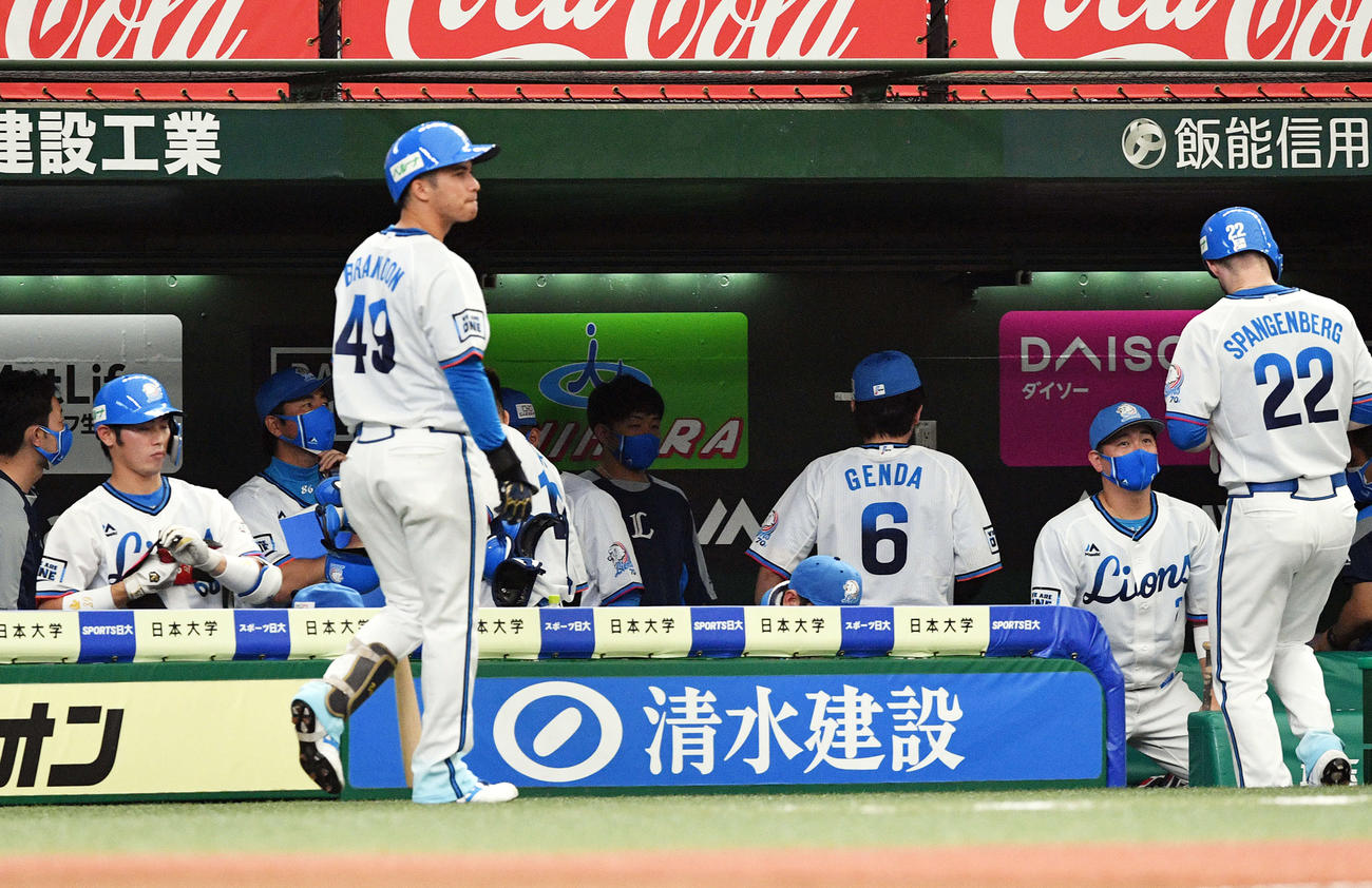 オリックスに3連敗し悔しげな西武ナイン（撮影・滝沢徹郎）