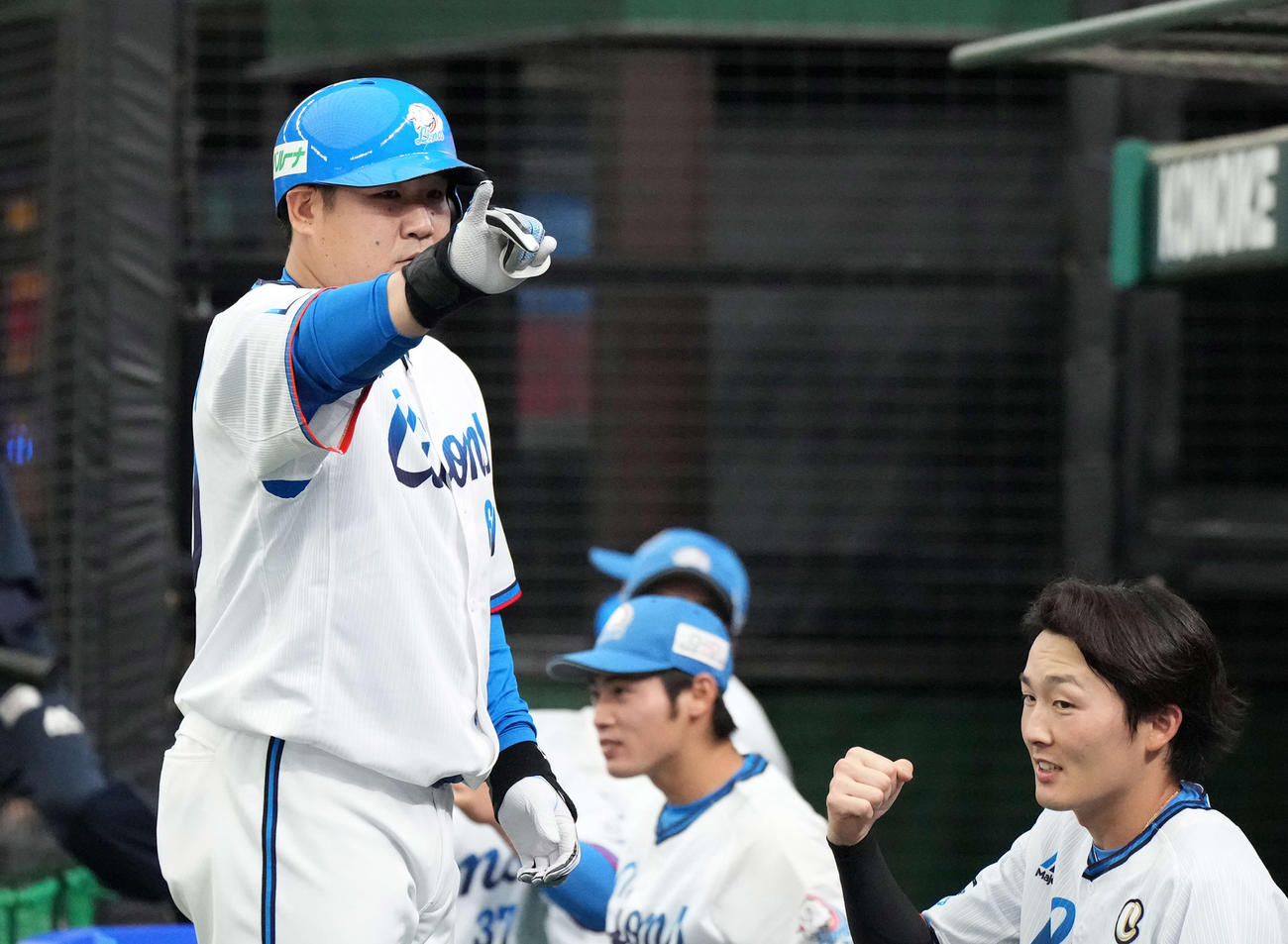 2回裏西武無死、右越えソロ本塁打を放った中村（左）はベンチ前でポーズ（撮影・鈴木みどり）