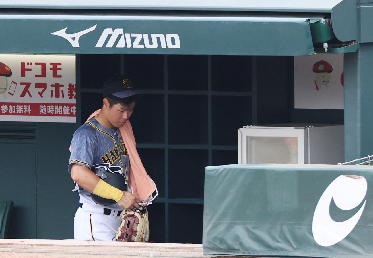 広島対阪神　1試合5三振に終わり、厳しい顔で引き揚げる阪神佐藤輝明（撮影・清水貴仁）