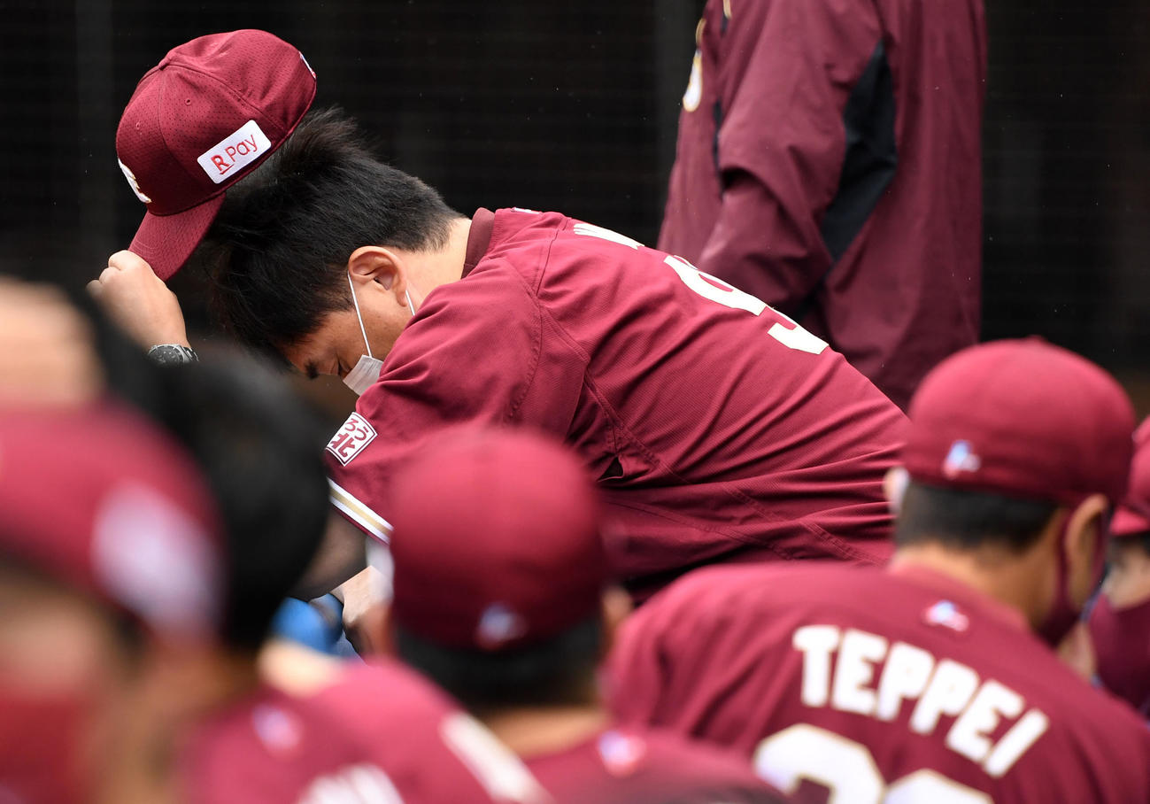 ロッテ対楽天　ベンチでうつむく楽天石井GM兼監督（撮影・横山健太）