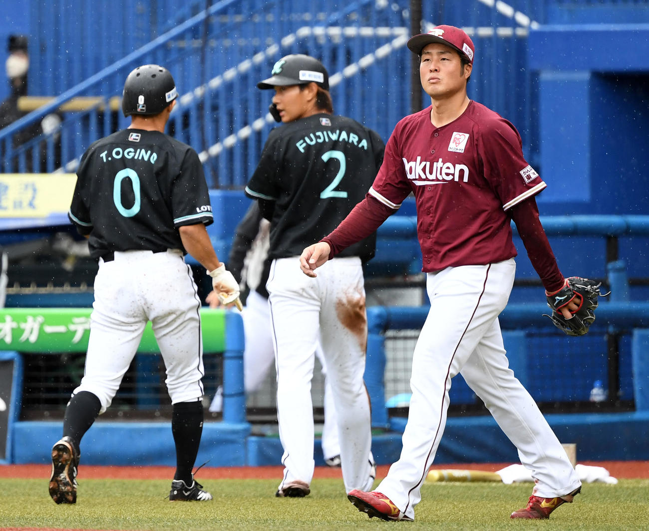ロッテ対楽天　1回裏ロッテ無死二、三塁、中村奨に左前2点適時打を浴び肩を落とす瀧中（右）（撮影・横山健太）