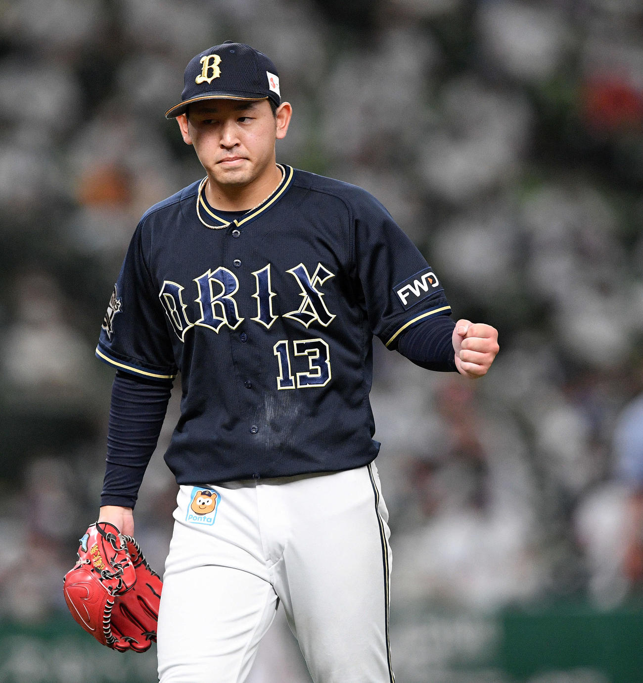 西武対オリックス　8回裏西武2死一、二塁、源田を二ゴロに打ち取り拳を握る宮城（撮影・滝沢徹郎）