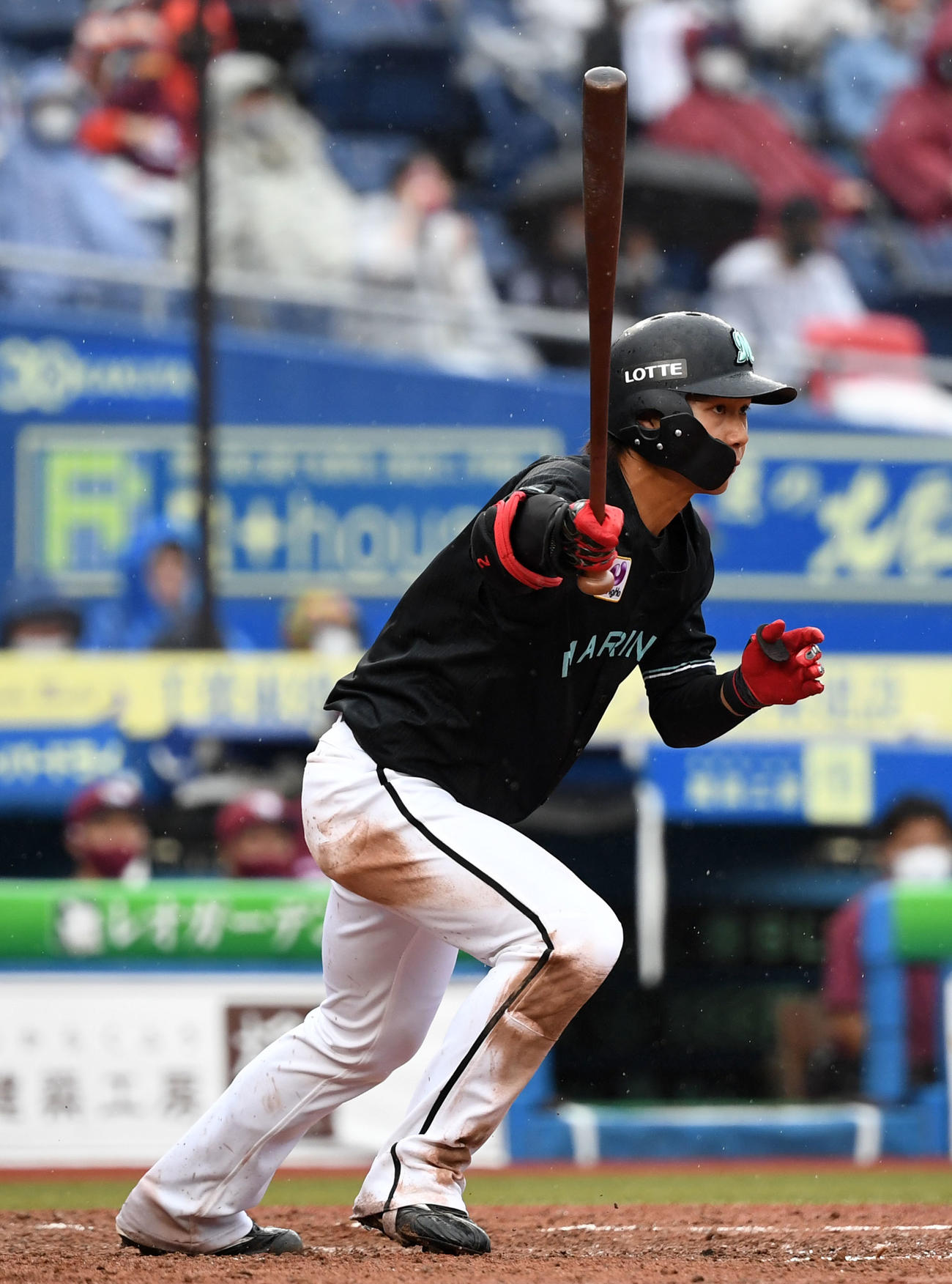 ロッテ対楽天　4回裏ロッテ1死、右前打を放つ藤原（撮影・横山健太）