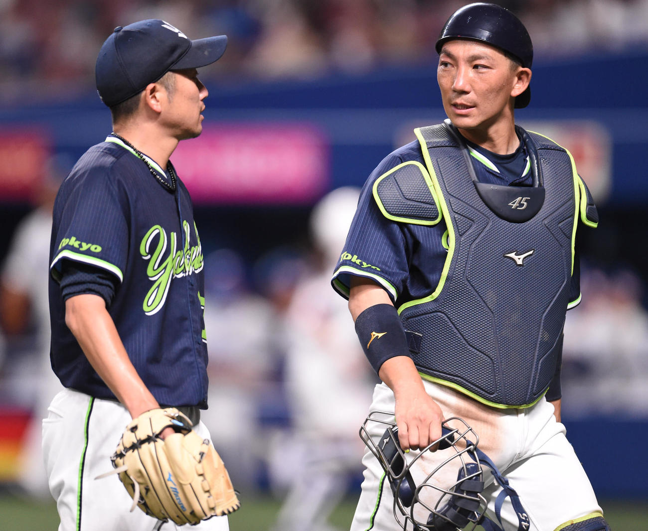中日対ヤクルト　2回裏中日攻撃終了、言葉を交わしながらベンチへ戻る石川（左）と嶋（右）（撮影・森本幸一）