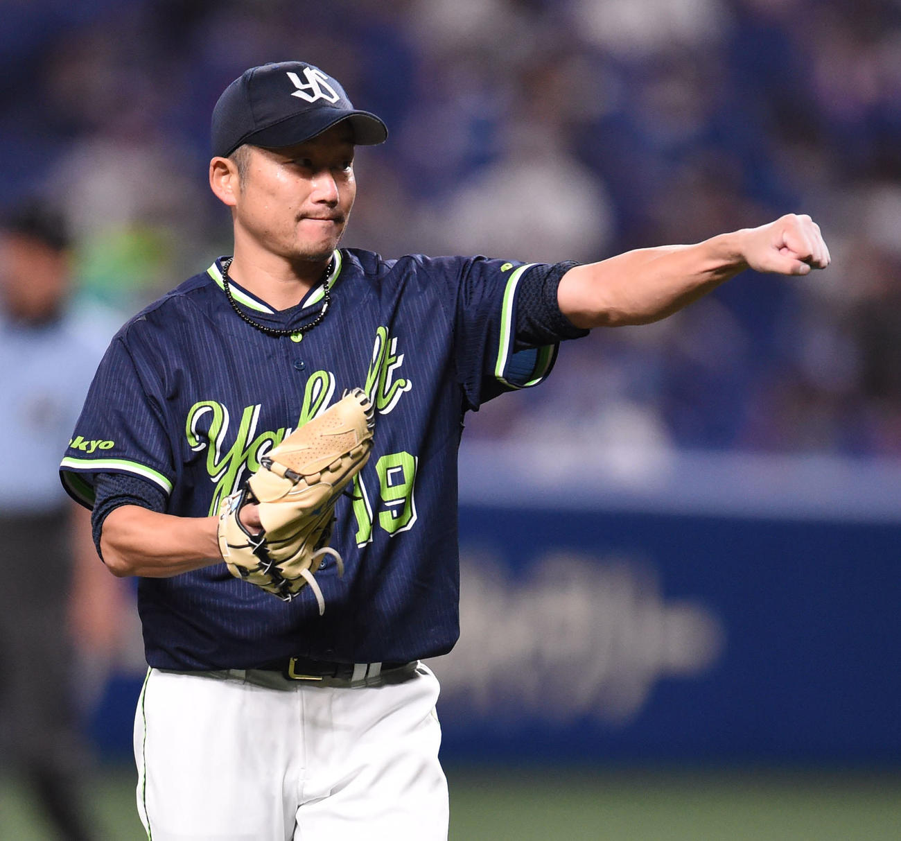 中日対ヤクルト　3回裏中日2死一、三塁、大島を遊飛に打ち取り嶋に拳を出すヤクルト先発の石川（撮影・森本幸一）